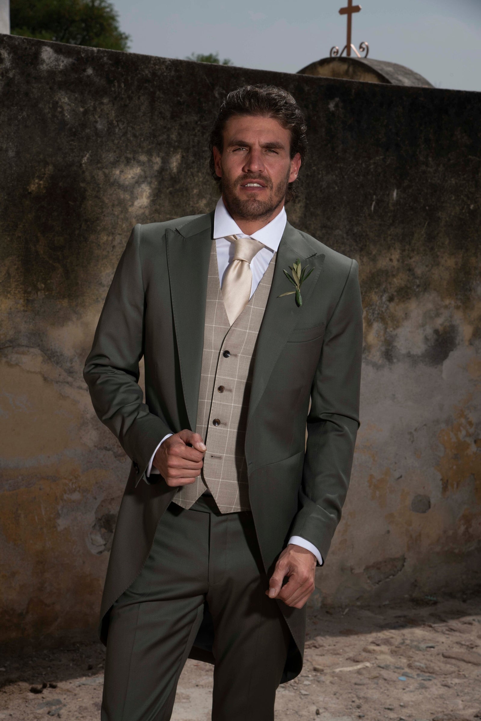 ¿CÓMO ELEGIR EL TRAJE PERFECTO PARA TU BODA?